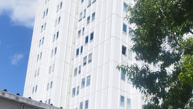 Un hombre sujeta durante media hora una ventana de 15 kilos que se rompió en A Coruña