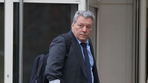 Alfonso Ochoa, ex director general de Operaciones e Ingeniería en Adif, testigo en el juicio del accidente del Alvia, llega a la sala para declarar