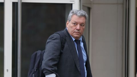 Alfonso Ochoa, ex director general de Operaciones e Ingeniera en Adif, testigo en el juicio del accidente del Alvia, llega a la sala para declarar