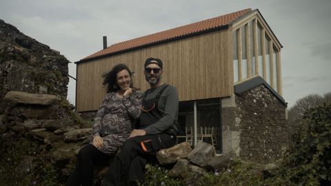 Tatiana Alonso y Davoud Gerami junto al edificio reconstruido