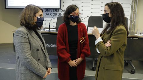 Teresa Piñeiro, directora del Centro de Estudos de Xénero e Feministas de la UDC (izquierda); Cristina López, vicerrectora de Igualdade (centro), y Yoya Neira, concejala de Igualdad, ayer en la presentación del directorio de expertas UDCientíficas en A Coruña