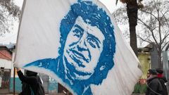 Un manifestante ondea una bandera con el rostro de Vctor Jara en Santiago de Chile, con motivo del 50 aniversario del golpe militar ocurrido en el pas sudamericano.