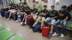 Jugadores del equipo de bisbol Trasnos esperando en el aeropuerto de A Corua para viajar a Barcelona, con un retraso de ocho horas