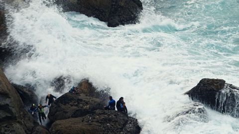 «Entre la ola y la roca» documenta el día a día de los percebeiros