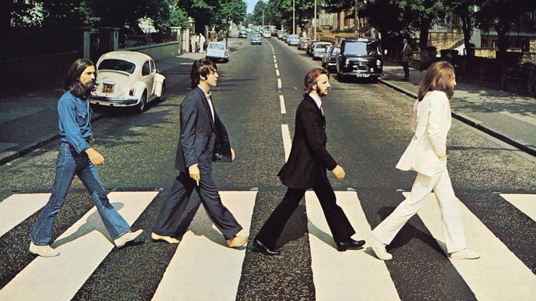 La saga de «The Beatles» revela las primeras fotos de los actores caracterizados