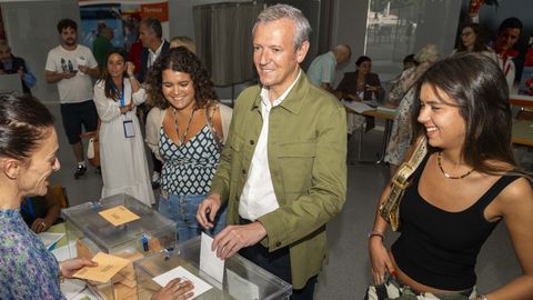 Alfonso Rueda, presidente de la Xunta, votando con su familia en el Centro Galego de Tecnificacin Deportiva (CGTD) de Pontevedra