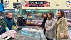 La conselleira de Economía, María Jesús Lorenzana, y la alcaldesa de Marín, María Ramallo, visitan la plaza de abastos