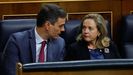 Pedro Snchez, presidente del Gobierno, y Nadia Calvio, vicepresidenta, en la tribuna del Congreso