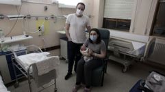 Manuel y Esther con su hijo Lucas ayer en el hospital de Monforte