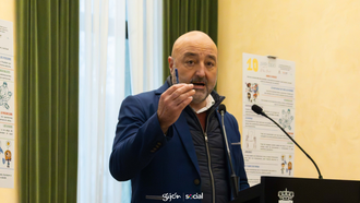 El concejal de Servicios Sociales, Vivienda y Cooperaci�n del Ayuntamiento de Gij�n, Guzm�n Pend�s, durante la presentaci�n del Dec�logo para el Buen Trato de la Infancia y Adolescencia