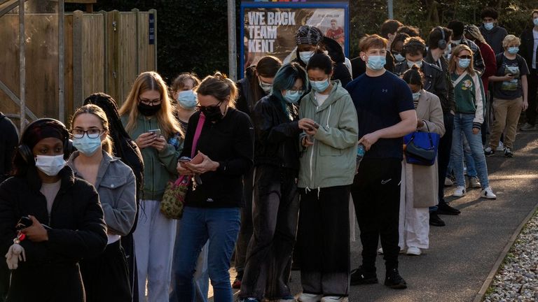Fila de jóvenes en Kent, esperando a recibir la vacuna
