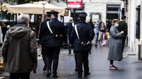 Unos policas italianos patrullan por una calle de Roma