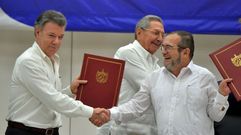 El presidente de Colombia, Juan Manuel Santos, estrecha la mano al lder de las FARC, Timoleon Jimnez, conocido como Timochenko