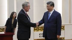 El senador estadounidense Mike Crapo saluda al presidente de China, Xi Jinping.