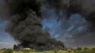 El fuego provoca una nube de humo negro