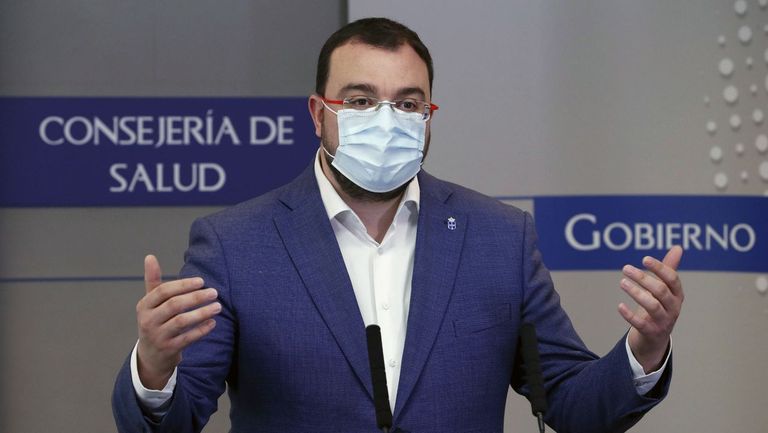 El presidente del Principado, Adrián Barbón, ofrece una rueda de prensa tras la reunión mantenida en la sede de la Consejería de Salud con personal del Servicio de Vigilancia Epidemiológica,