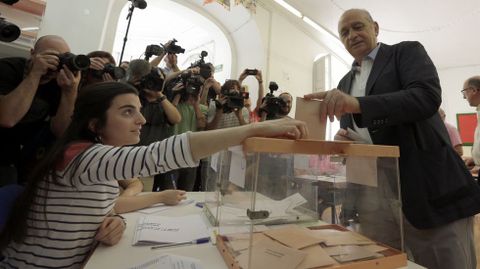 El ministro del Interior en funciones y cabeza de lista por Barcelona, Jorge Fernndez Daz, vota en un colegio de la capital catalana. 