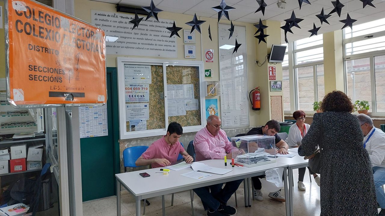 Dolores Carcedo, Gimena Llamedo, ngela Vallina, Ovidio Zapico, Alberto Tirador.Imagen de una mesa electoral en el instituto Francisco Davia Rey, de Monforte de Lemos.
