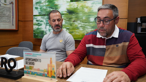 El alcalde de Siero, �ngel Garc�a, y el concejal de Abastecimiento de Agua y Saneamiento, Parque M�vil, Asociaciones de Vecinos y Centros Socioculturales en el �mbito Rural, Manuel Pergentino Mart�nez