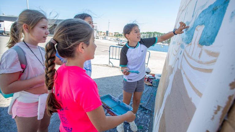Un mural comunitario en el puerto de Portonovo conciencia sobre cómo cuidar mejor el medio marino