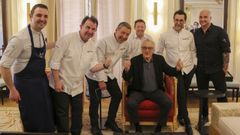 El actor estadounidense Robert De Niro (sentado) posa junto a los chefs encargados de preparar un menú especial para él en el hotel Mandarín Oriental Ritz de Madrid