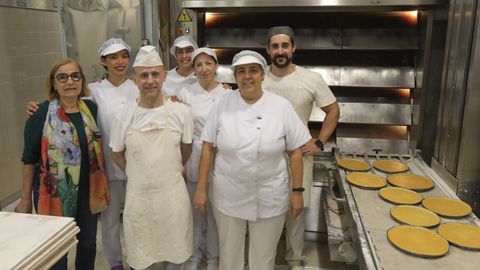 Lola Abuín (izquierda) con parte de los trabajadores de la Panadería Mollete