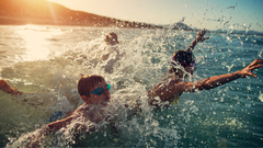 Nadar en el mar no es lo mismo que nadar en una piscina.