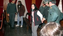 Ana Mara Gonzlez en una imagen tomada en el ao 2006, durante la celebracin del juicio en la Audiencia Provincial de Ourense. Al fondo, Luis Pin Montoto