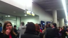 Varios aficionados reciben al Obradoiro en Lavacolla