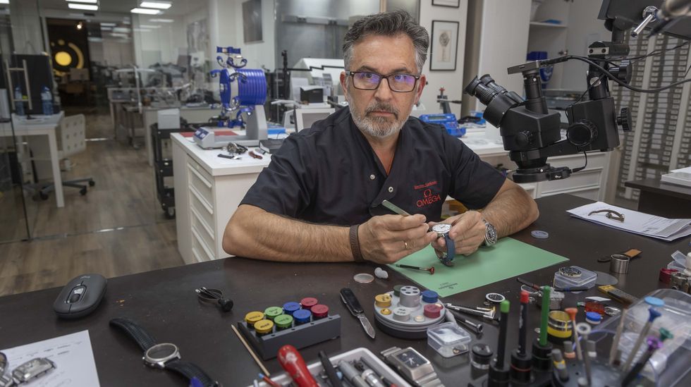 Luis M�guez en su taller de relojer�a de Ordes donde repara relojes de miles de euros que le llegan de toda Europa