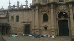 El grupo de peregrinos, pocos minutos despus de las 8 de la maana, durmiendo delante dela fachada catedralicia de la Inmaculada