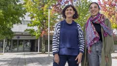 Maite Carrillo y Cristina Salgado, delante de la Facultade de Psicoloxa de la USC