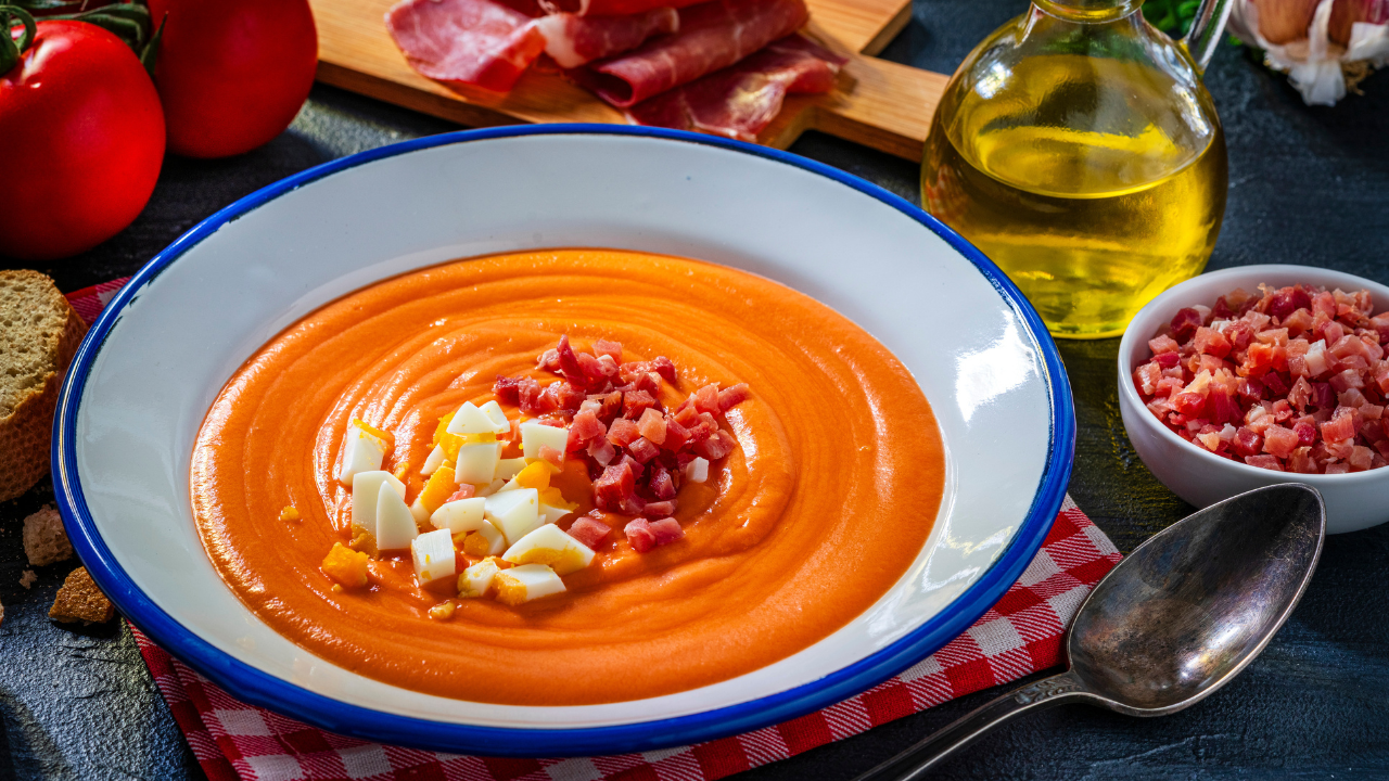 ¿En qué se diferencia el gazpacho del salmorejo? «Ambas son recetas saludables, especialmente, si las elaboramos en casa»