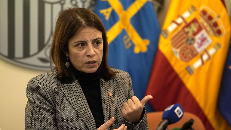 La delegada del Gobierno en Asturias, Adriana Lastra, atiende a la prensa este sábado para informar sobre el crimen machista de ayer en la localidad asturiana de Sama de Langreo