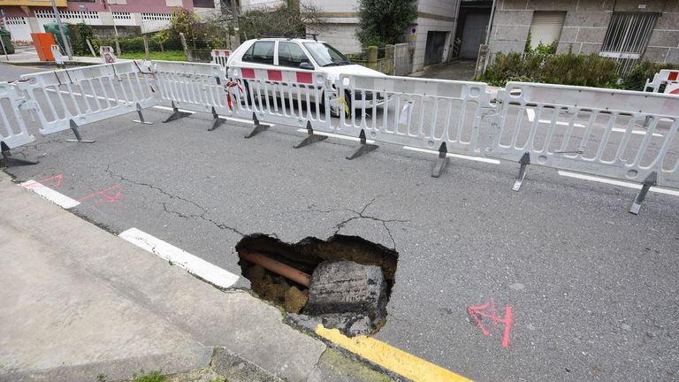 La aparición de un socavón en la calzada obliga a restringir el tráfico en Médico Ballina, en Pontevedra
