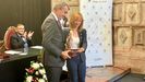 La consejera de Hacienda, Ana Cárcaba, entrega el premio Moscón de Oro al director de La Vuelta a España, Javier Guillén