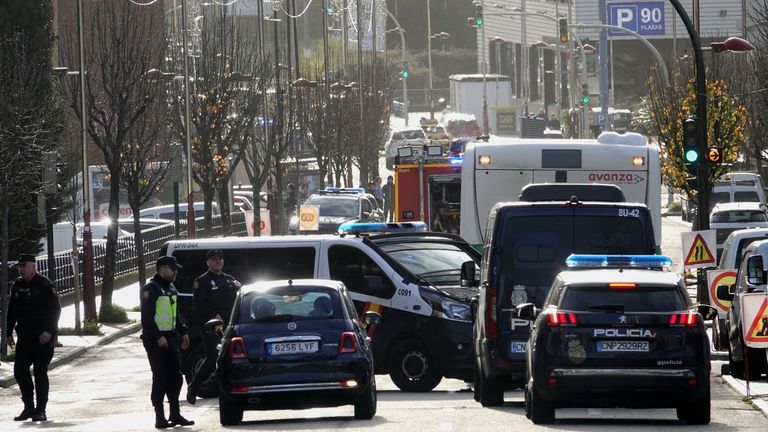 Cortan la avenida de Florida en Vigo y confinan a vecinos por una fuga de gas en unas obras ante un chalé