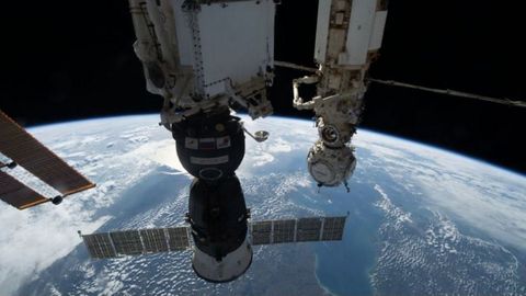 Nave rusa Soyuz atracada en la Estación Espacial Internacional en una imagen de mediados del mes pasado