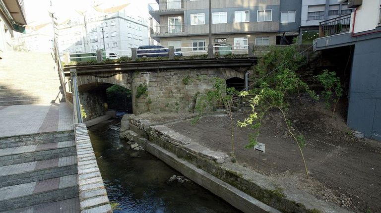 Fallece un hombre en el río Gafos en Pontevedra y la policía se lleva detenida a otra persona del lugar