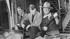 John Ford, entre las estrellas del filme, James Stewart y John Wayne