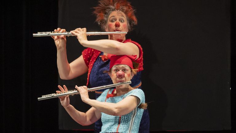 Feminismo y clown de lujo en la Mostra de Cangas