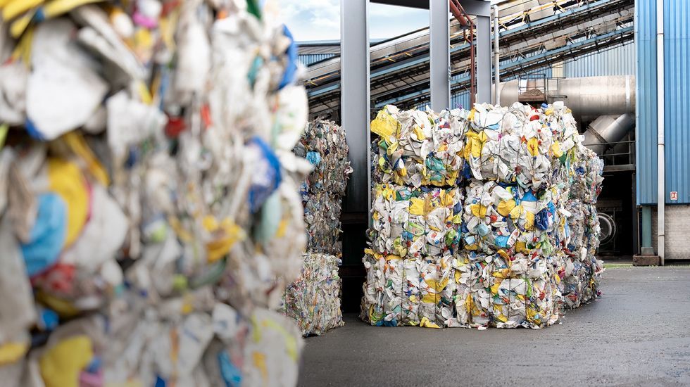 Envases ligeros en la planta cercedense de Sogama