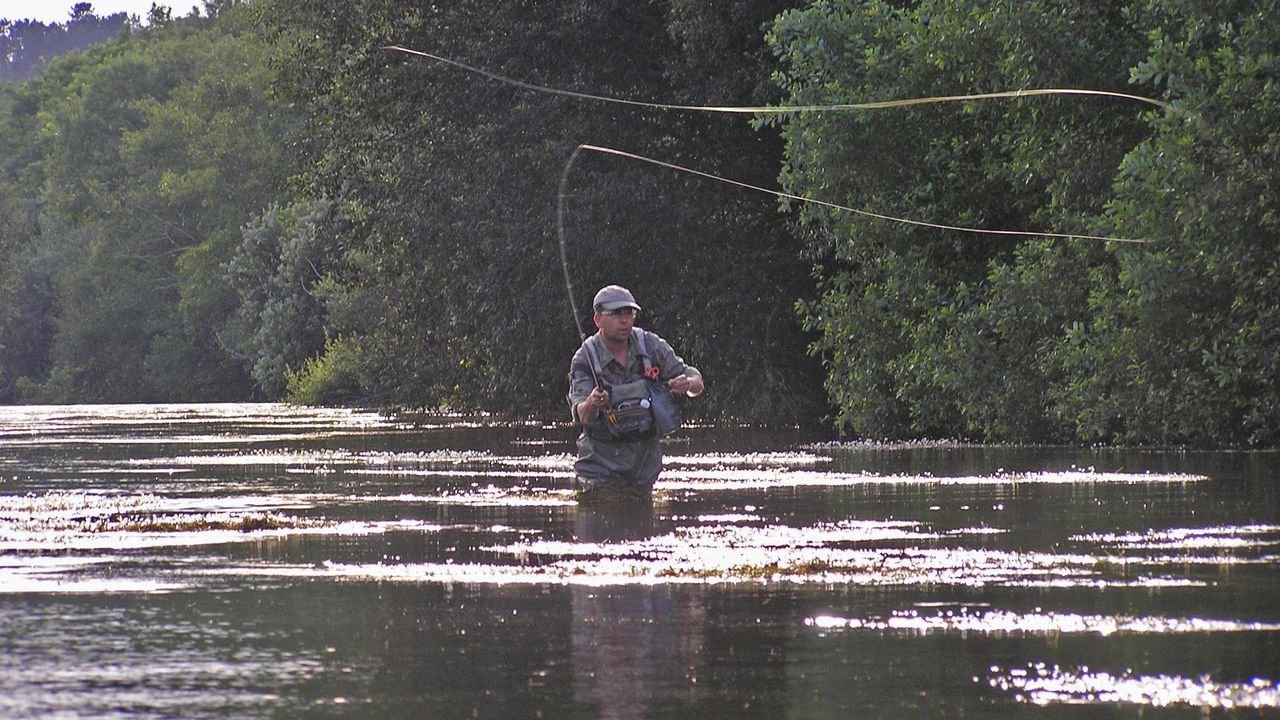 Las imágenes del acto de despedida del buque logístico australiano.Foto de archivo de Cortabitarte rodeado por afectados por el siniestro de Angrois cuando acudía a declarar al juzgado