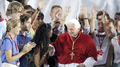 El papa Benedicto XVI saluda a su llegada a la vigilia con los jvenes que ha celebrado en el aerdromo de Cuatro Vientos, en su tercer da de estancia en Madrid, con motivo de la celebracin de la XXVI Jornada Mundial de la Juventud.