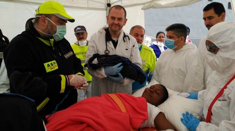 El marino ferrolano David Daz, con mascarilla azul, asiste al parto en la fragata Canarias
