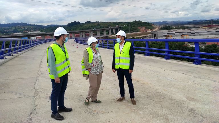 El consejero de Medio Rural y Cohesión Territorial, Alejandro Calvo; el viceconsejero de Infraestructuras, Movilidad y Territorio, Jorge García, y la alcaldesa de Gijón, Ana González