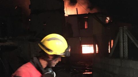 Uno de los bomberos del GES de Mugardos, en el incendio de viviendas de A Veiga de Cascall, en el sur del municipio orensano de Rubi