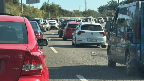 Atasco en un carretera de Asturias