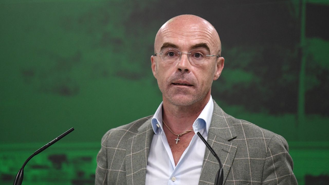 Carles Puigdemont dando un discurso.Jorge Buxad durante una rueda de prensa.