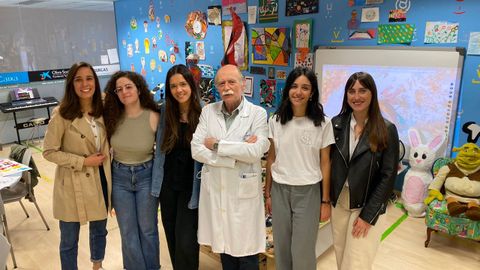 Las médicas residentes que acaban de incorporarse al materno del Chuac para especializarse como pediatras son Marta Cachaldora Losada, Julia García Paz, Patricia Suso Sánchez, Teresa Millán Omil y Paula García Álvarez. En el centro, Alfonso Solar, vicepresidente de la comisión de docencia.